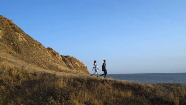 Kaksi Turistia Kävelee Vuorilla Lähellä Merta — kuvapankkivalokuva
