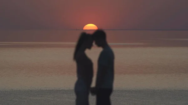 Pareja Romántica Pie Orilla Del Mar Fondo Del Atardecer — Foto de Stock