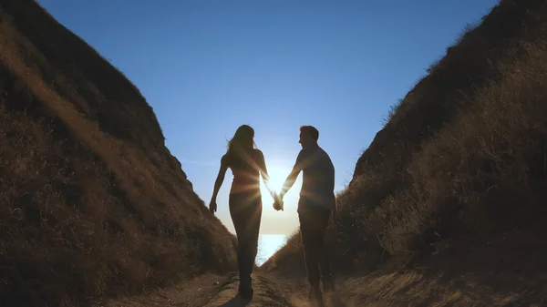 Hombre Mujer Caminando Tomados Mano Sobre Hermoso Fondo Del Paisaje — Foto de Stock