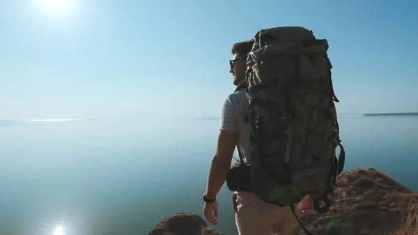 Pria Yang Berdiri Tebing Gunung Dengan Latar Belakang Pemandangan Laut — Stok Foto