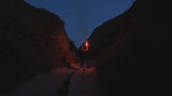 Mies Jolla Tulikeppi Kävelee Vuorilla — kuvapankkivalokuva