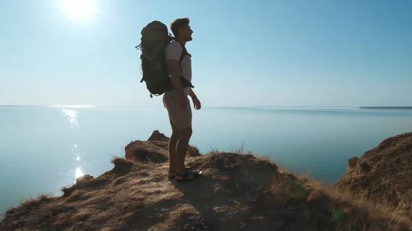 Pria Yang Berdiri Tebing Gunung Dengan Latar Belakang Pemandangan Laut — Stok Foto