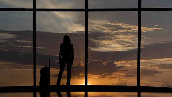 Femme Avec Valise Tient Près Des Fenêtres Dans Bâtiment Bureau — Photo