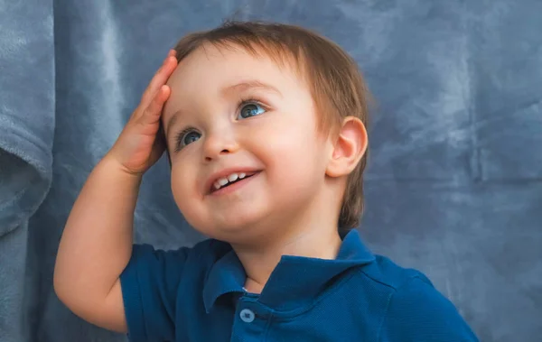 Bambino Sorridente Posa Sulla Macchina Fotografica — Foto Stock