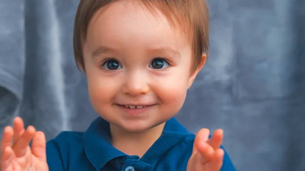 Bambino Sorridente Posa Sulla Macchina Fotografica — Foto Stock