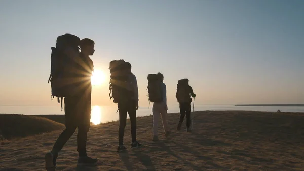 Keempat Wisatawan Dengan Ransel Berjalan Pantai Laut — Stok Foto