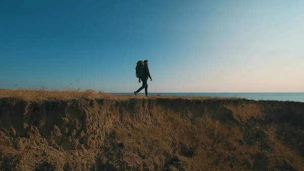 Homme Avec Sac Dos Marchant Long Côte Rocheuse — Photo