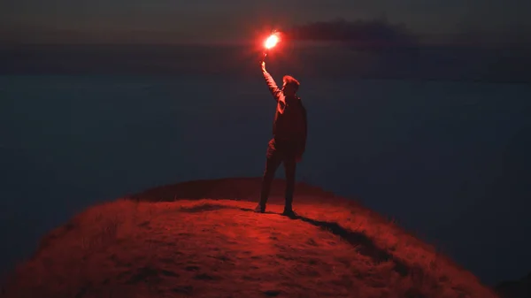 Pria Yang Memegang Tongkat Api Puncak Gunung Dekat Laut — Stok Foto