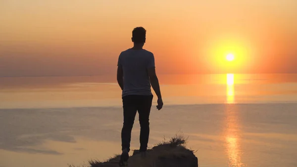 Man Stands Mountain Edge Seascape Background — Stock Photo, Image