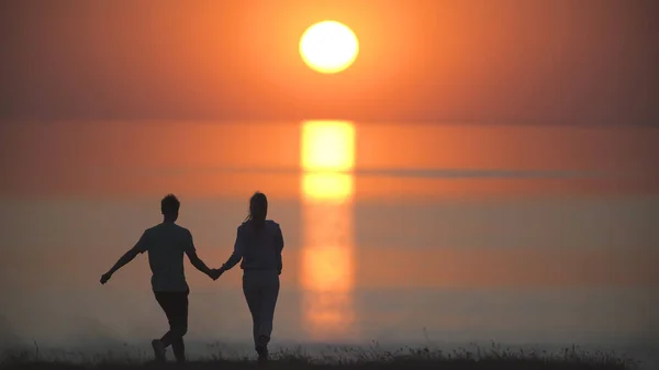 Romantikus Pár Sétál Gyönyörű Naplemente Háttér Közel Tengerhez — Stock Fotó