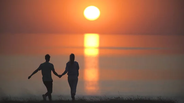 Casal Romântico Caminhando Sobre Belo Fundo Pôr Sol Perto Mar — Fotografia de Stock