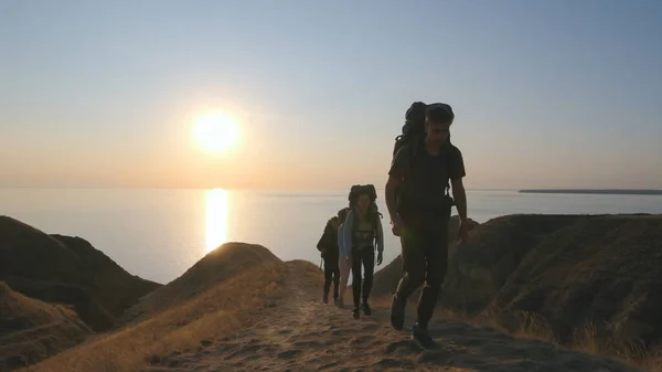 Viaggiatori Che Camminano Sullo Sfondo Marino — Foto Stock