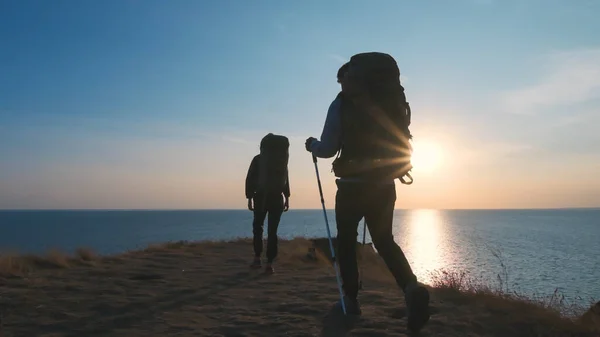 Viajantes Caminhando Sobre Fundo Paisagem Marinha — Fotografia de Stock