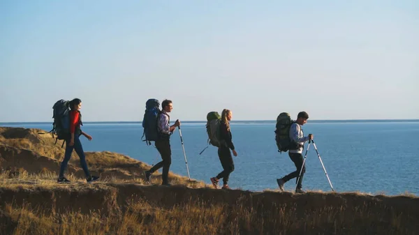 Fyra Resenärer Med Ryggsäckar Promenader Till Havet Stranden — Stockfoto