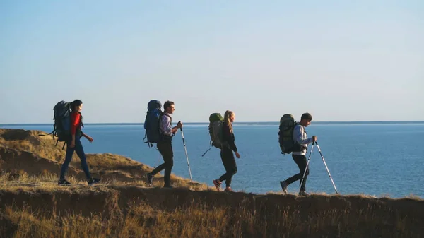 Keempat Wisatawan Dengan Ransel Berjalan Pantai Laut — Stok Foto