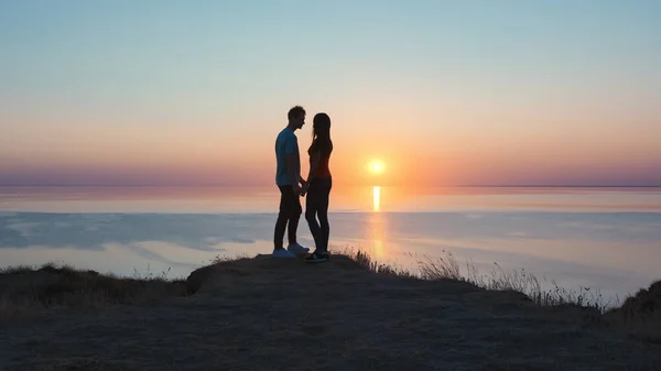 Det Romantiske Paret Står Den Vakre Solnedgangsbakgrunnen Ved Havet – stockfoto