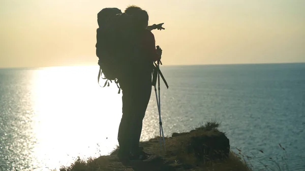 Pria Dengan Ransel Berdiri Pantai Laut Berbatu — Stok Foto
