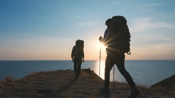 Dua Orang Mendaki Latar Belakang Pemandangan Laut — Stok Foto