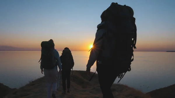 Tiga Orang Mendaki Latar Belakang Pemandangan Laut — Stok Foto
