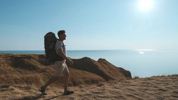 Mies Jolla Reppu Kävelee Kivisen Meren Rannalla — kuvapankkivalokuva