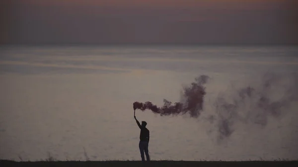 ชายท นอย บนชายฝ งทะเล — ภาพถ่ายสต็อก