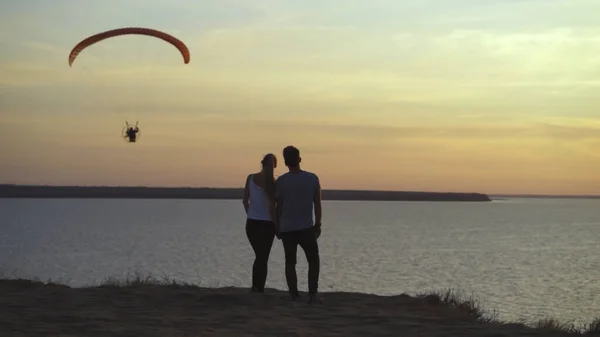 Paret Som Sto Sjøen Paragliding Fly – stockfoto