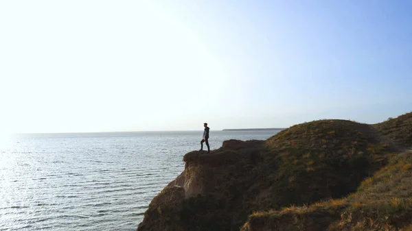 Pria Itu Berdiri Tepi Gunung Latar Belakang Pemandangan Laut — Stok Foto