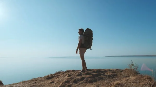 Pria Dengan Ransel Berdiri Pantai Laut Berbatu — Stok Foto