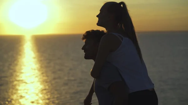 Genç Romantik Çift Deniz Kıyısında Sarılıyor — Stok fotoğraf