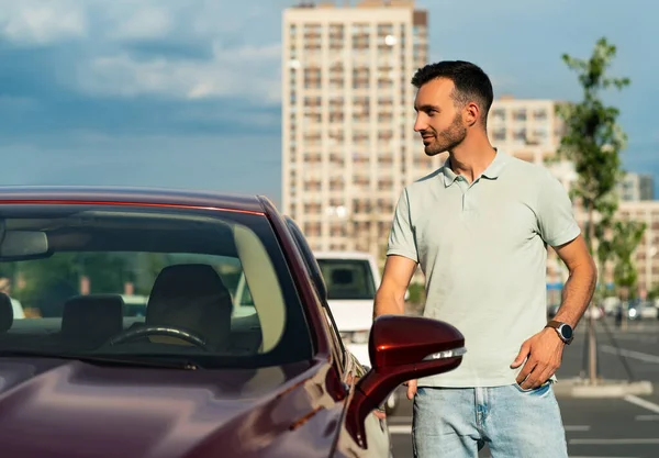 Man Die Naast Auto Staat Parkeerplaats — Stockfoto