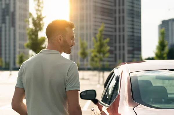 Man Die Naast Auto Staat Parkeerplaats — Stockfoto