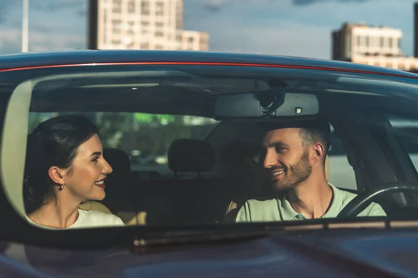 Het Gelukkige Paar Zit Auto — Stockfoto