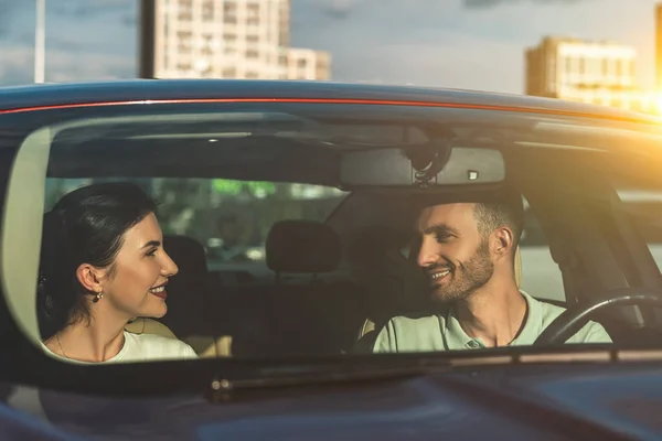 Het Gelukkige Paar Zit Auto — Stockfoto