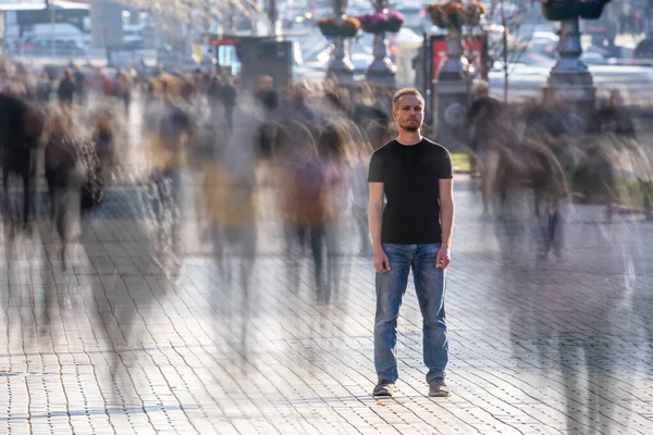 Homem Está Rua Lotada — Fotografia de Stock