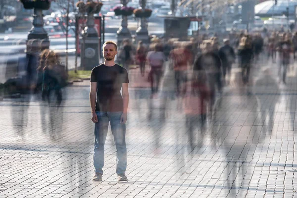 Nuori Mies Seisoo Keskellä Tungosta Kadulla — kuvapankkivalokuva