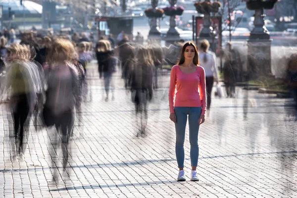 Wanita Itu Berdiri Tengah Jalan Yang Penuh Sesak — Stok Foto