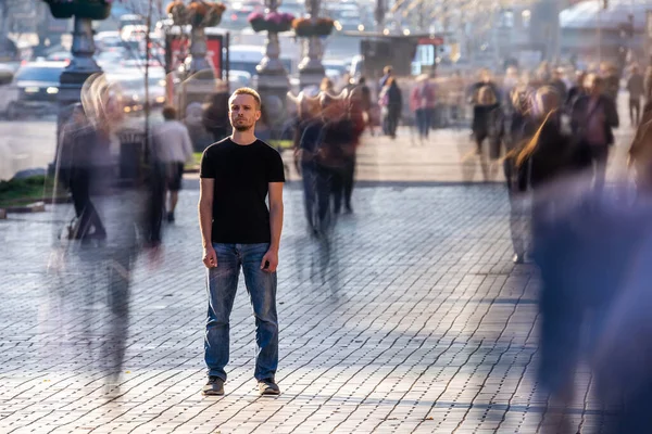 Pria Itu Berdiri Jalan Yang Ramai — Stok Foto