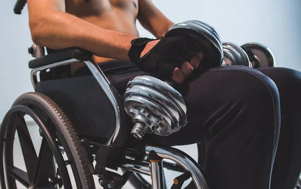 Pyörätuolissa Istuva Urheilija Käyttää Käsipainoja — kuvapankkivalokuva