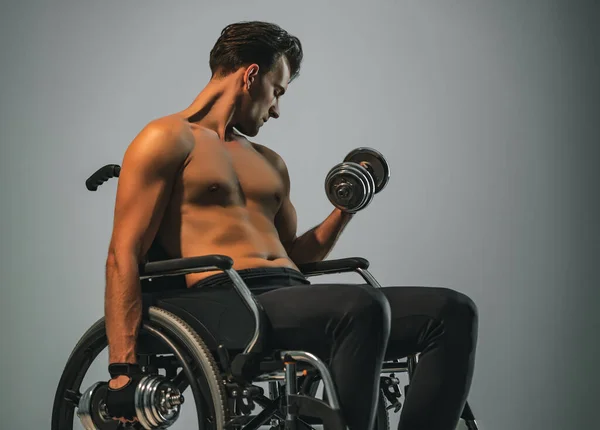 Pyörätuolissa Istuva Urheilija Käyttää Käsipainoja — kuvapankkivalokuva
