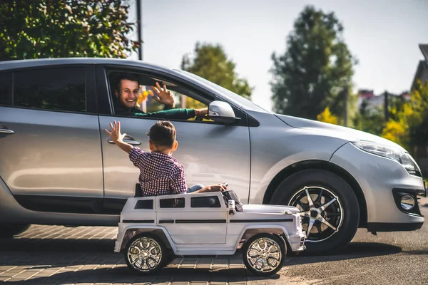 Baba ve oğul arabalarını kullanıyor.