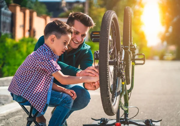 Faren Sønnen Reparerer Sykkelen Sammen – stockfoto