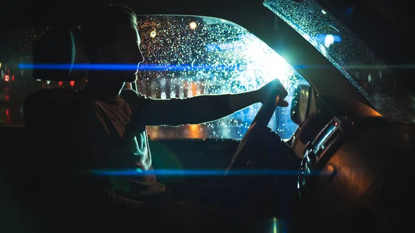 Knappe Man Zit Auto Avond Regenachtige Straat — Stockfoto