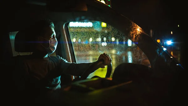 Человек Медицинской Маске Водит Машину Ночной Городской Дороге — стоковое фото