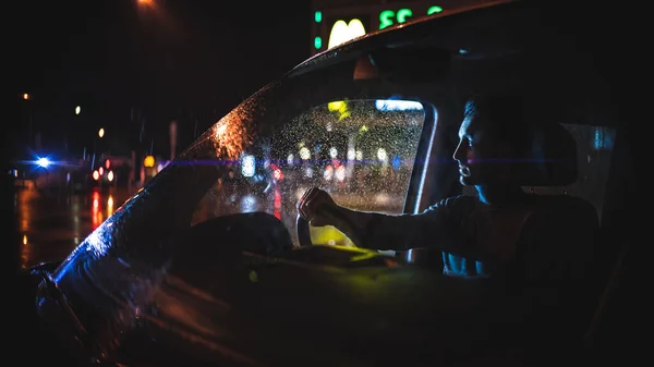 Młody Człowiek Jeździ Samochodem Nocy Deszczową Drogą — Zdjęcie stockowe