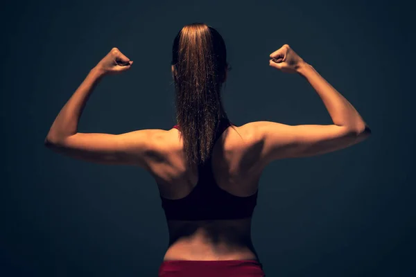 Die Schöne Frau Sportbekleidung Demonstriert Ihren Starken Rücken Und Bizeps — Stockfoto