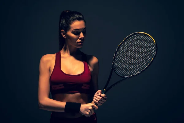 운동복을 매력적 여자가 테니스 라켓을 — 스톡 사진