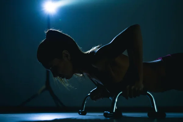 Young Fitness Woman Standing Horizontal Plank Dark Room — Stock Photo, Image