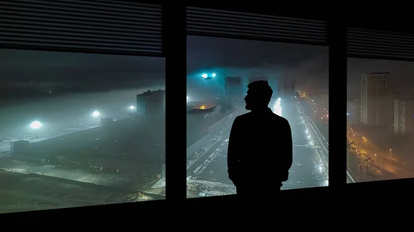 Uomo Solitario Piedi Vicino Alla Finestra Sullo Sfondo Piovoso — Foto Stock