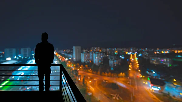 Uomo Piedi Sul Balcone Sullo Sfondo Della Città Notte — Foto Stock