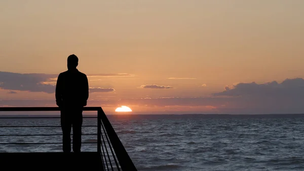 Homme Debout Sur Balcon Sur Fond Pittoresque Paysage Marin — Photo